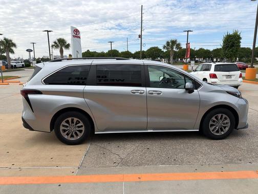 Ice Cap 2024 Toyota Sienna XLE