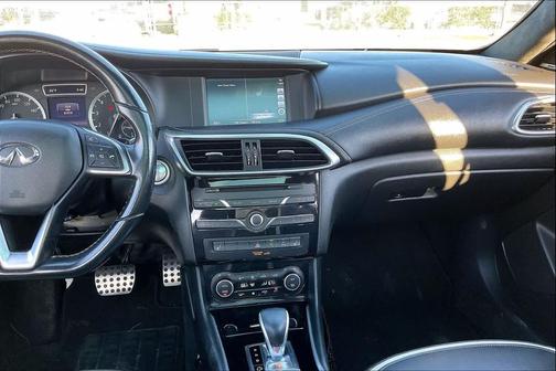 2017 INFINITI QX30 Sport