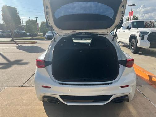 2017 INFINITI QX30 Sport