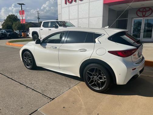 2017 INFINITI QX30 Sport