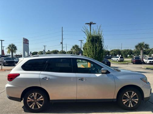 2018 Nissan Pathfinder SL