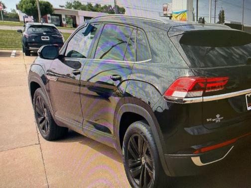 Deep Black Pearl 2020 Volkswagen Atlas Cross Sport 2.0T SE w/Technology