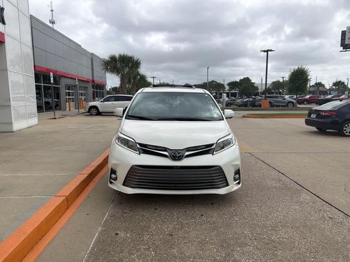 Blizzard Pearl 2020 Toyota Sienna Limited