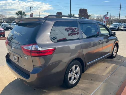 2017 Toyota Sienna LE