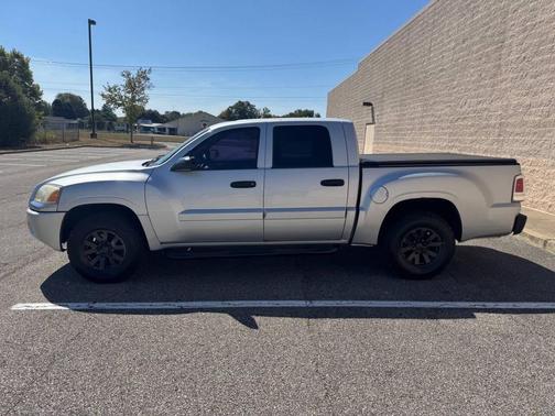 2008 Mitsubishi Raider LS