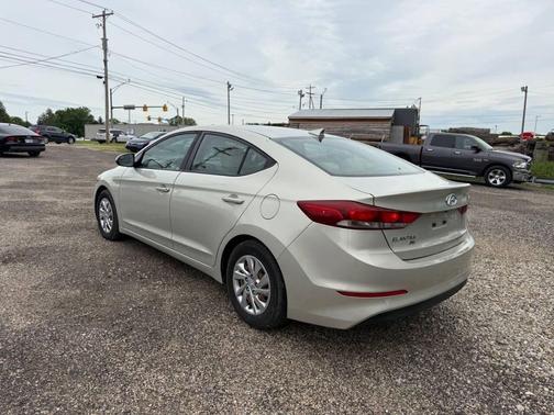 Mineral Beige Pearl 2017 Hyundai ELANTRA SE