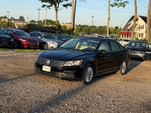 Black Uni 2016 Volkswagen Passat 1.8T SE