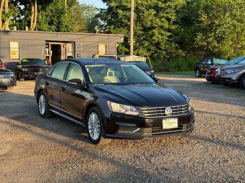 Black Uni 2016 Volkswagen Passat 1.8T SE