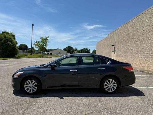 Super Black 2015 Nissan Altima 2.5