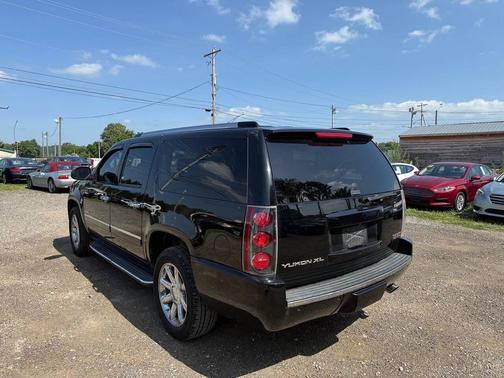 Black 2011 GMC Yukon XL Denali