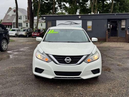 Pearl White 2016 Nissan Altima 2.5