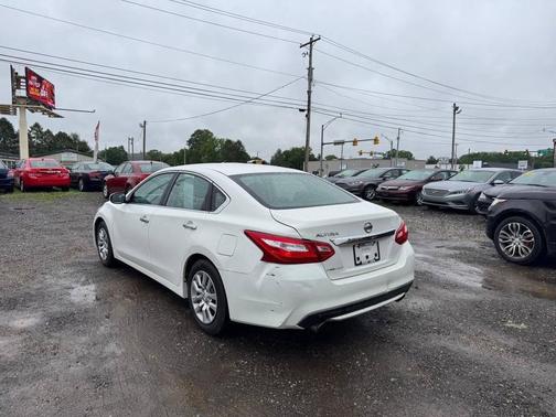 Pearl White 2016 Nissan Altima 2.5