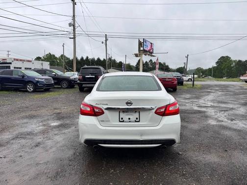 Pearl White 2016 Nissan Altima 2.5