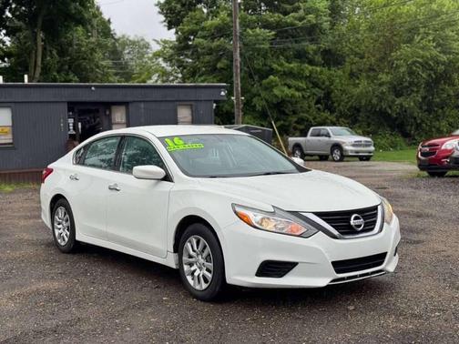 Pearl White 2016 Nissan Altima 2.5