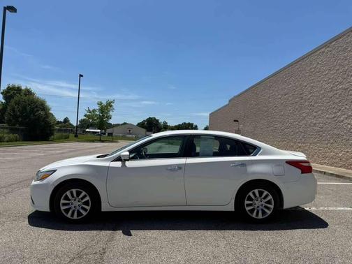 Pearl White 2016 Nissan Altima 2.5