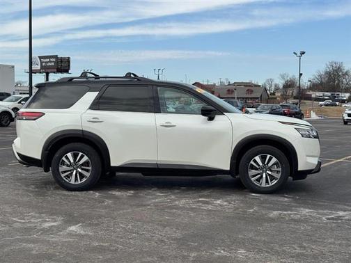 2022 Nissan Pathfinder SL