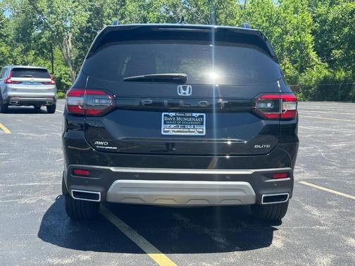 Crystal Black Pearl 2024 Honda Pilot Elite