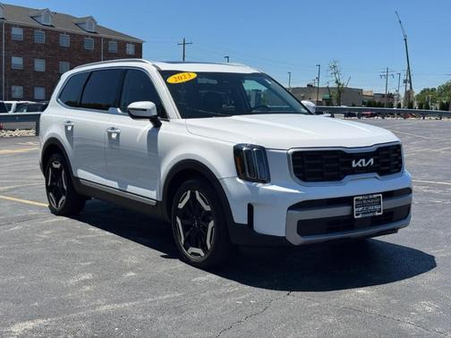 Glacial White Pearl 2023 Kia Telluride S