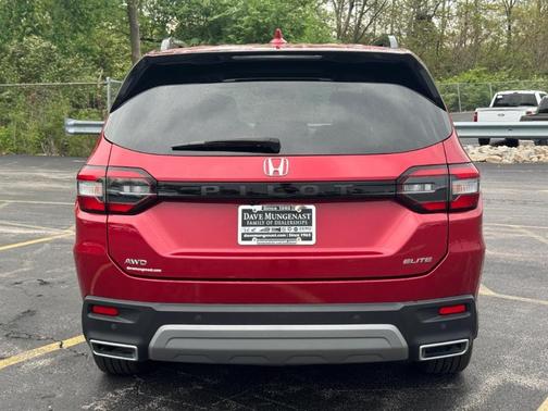Radiant Red Metallic II 2023 Honda Pilot Elite