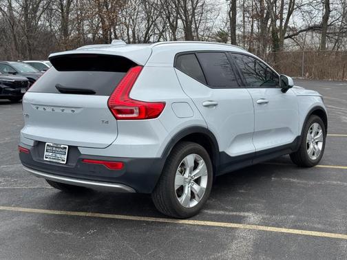 2022 Volvo XC40 T4 Momentum