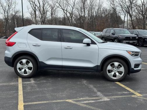 2022 Volvo XC40 T4 Momentum