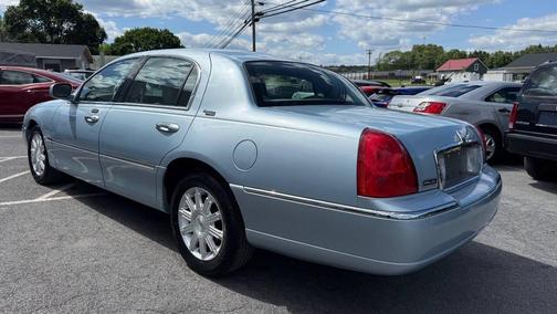 Blue 2009 Lincoln Town Car Signature