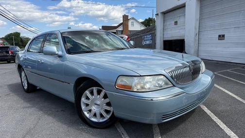 Blue 2009 Lincoln Town Car Signature