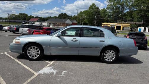 Blue 2009 Lincoln Town Car Signature