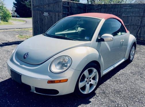 White Gold Metallic 2009 Volkswagen New Beetle S