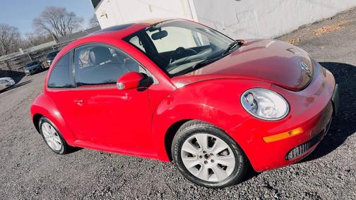 2010 Volkswagen New Beetle Base PZEV 2dr Coupe 6A