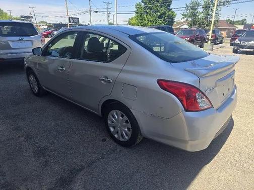 SILVER 2017 Nissan Versa 1.6 SV