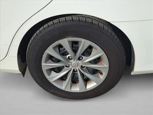 Super White 2015 Toyota Camry Hybrid LE