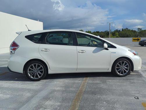 2017 Toyota Prius v Five
