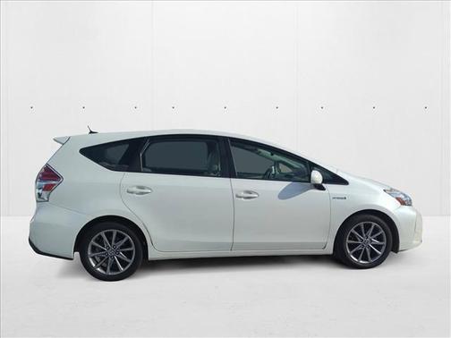 2017 Toyota Prius v Five