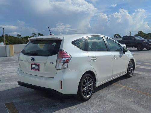 2017 Toyota Prius v Five