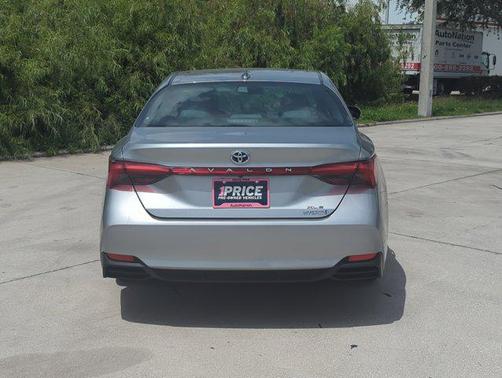 2019 Toyota Avalon Hybrid XLE