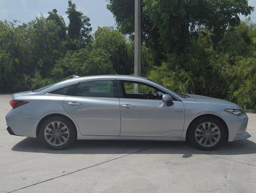 2019 Toyota Avalon Hybrid XLE