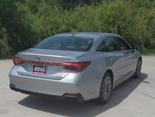 2019 Toyota Avalon Hybrid XLE