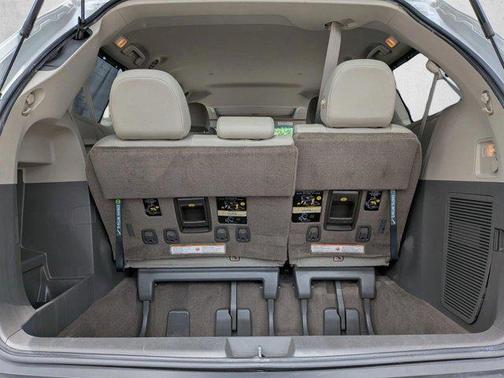 Blizzard Pearl 2017 Toyota Sienna XLE