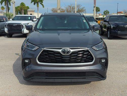 Magnetic Gray Metallic 2023 Toyota Highlander XLE