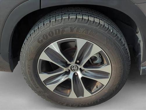 Magnetic Gray Metallic 2023 Toyota Highlander XLE