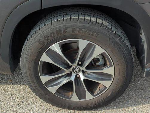 Magnetic Gray Metallic 2023 Toyota Highlander XLE