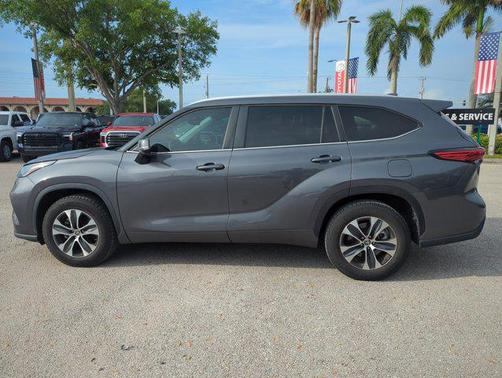 Magnetic Gray Metallic 2023 Toyota Highlander XLE