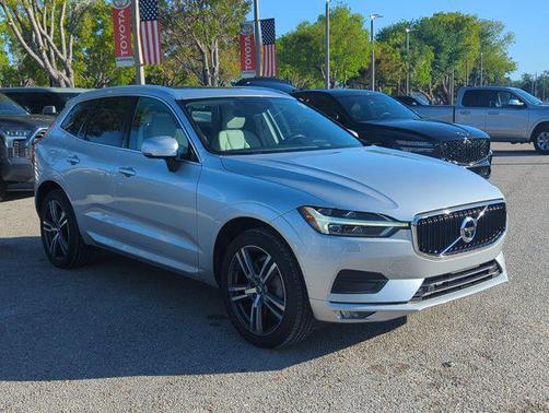 Bright Silver Metallic 2020 Volvo XC60 T6 Momentum