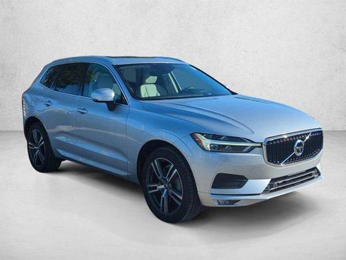 Bright Silver Metallic 2020 Volvo XC60 T6 Momentum