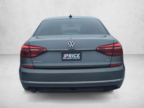Deep Black Pearl [Bl 2017 Volkswagen Passat 1.8T R-Line w/Comfort