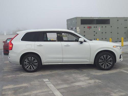2022 Volvo XC90 T5 Momentum
