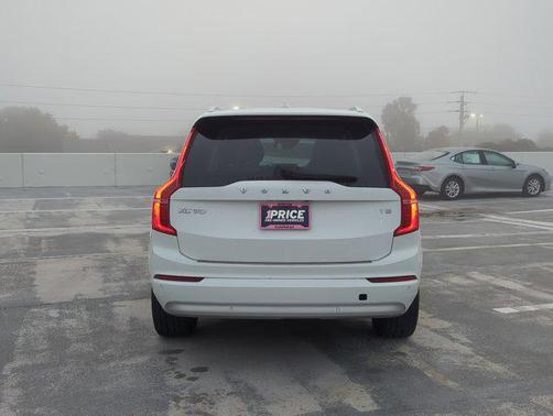 2022 Volvo XC90 T5 Momentum