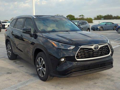 Midnight Black Metallic 2023 Toyota Highlander XLE