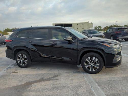 Midnight Black Metallic 2023 Toyota Highlander XLE